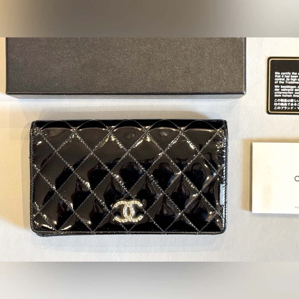 CHANEL Patent Quilted Brilliant Yen Wallet w. Box - Picture 4 of 8